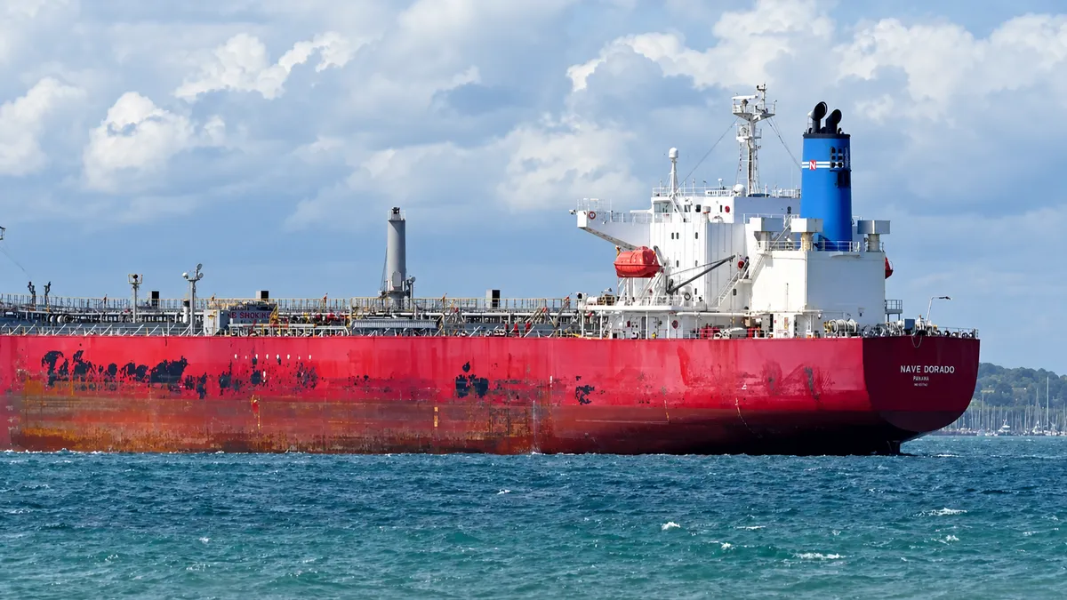 Tàu chở dầu phát nổ tại eo biển Hormuz- Ảnh 1.