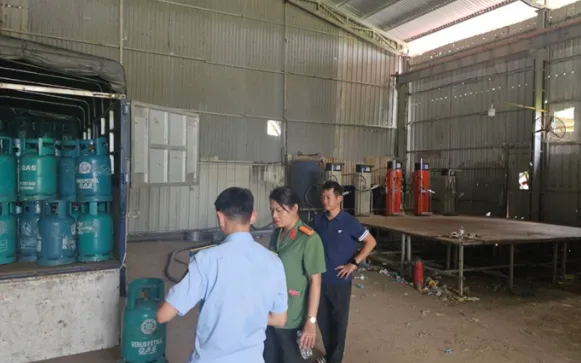 Một cơ sở san chiết gas trái phép. Ảnh: Cổng TTĐT Công an TP Hà Nội