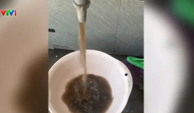 D&ugrave;ng nước kh&ocirc;ng đạt ti&ecirc;u chuẩn d&ugrave; trả tiền mua nước sạch - Ảnh 1.