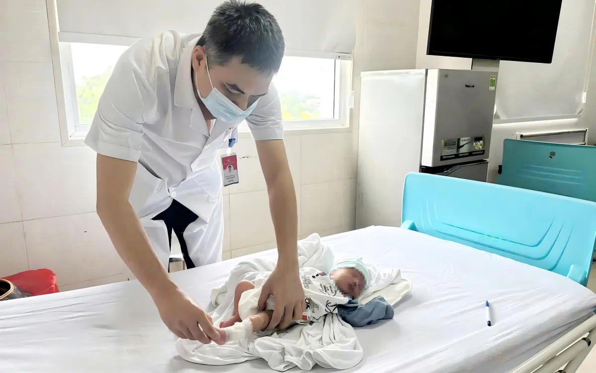 Các bác sĩ thăm khám cho bệnh nhi sau phẫu thuật. Ảnh: BV Sản Nhi Phú Thọ