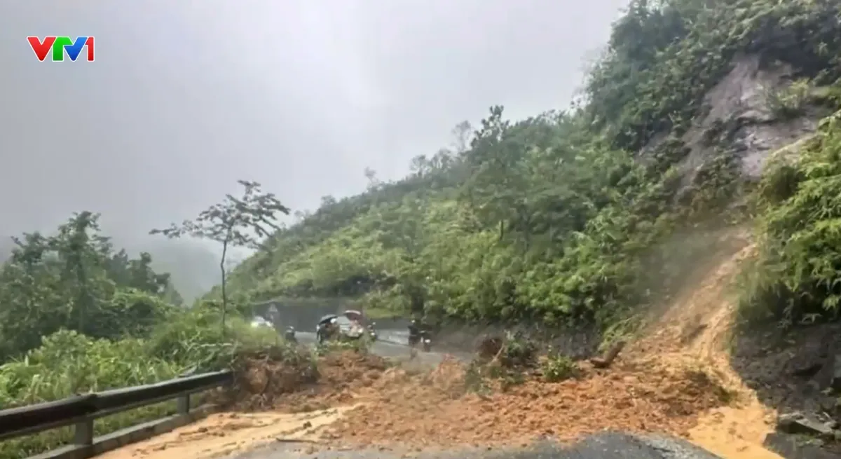 Mưa lớn gây sạt lở, ách tắc nhiều tuyến đường ở TP Huế - Ảnh 1.
