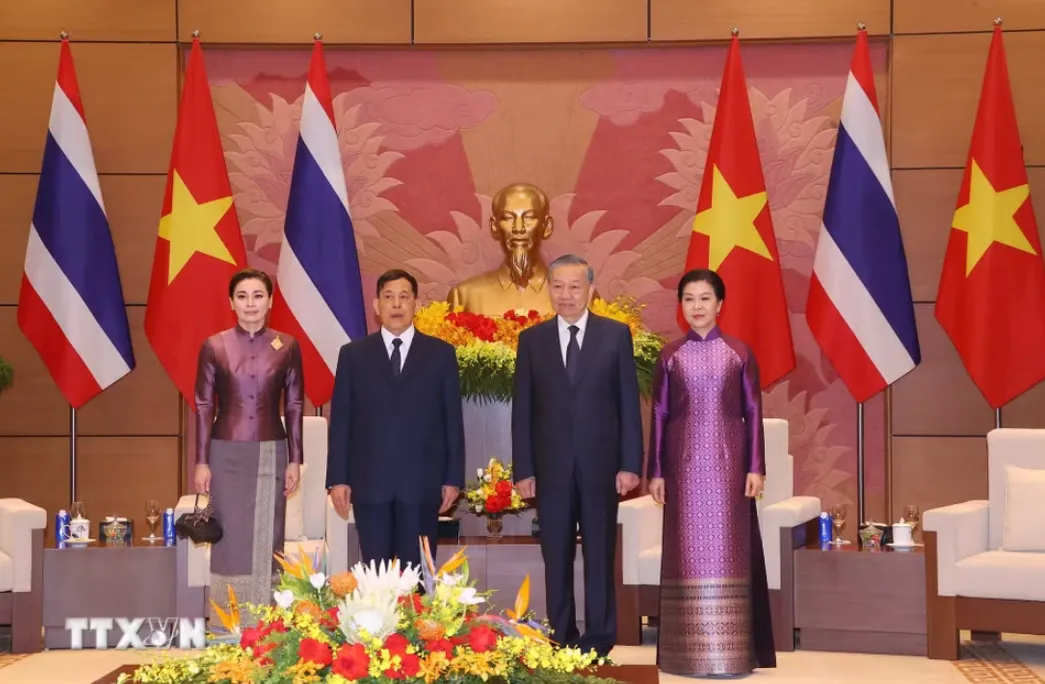 Tổng Bí thư, Chủ tịch nước Tô Lâm chủ trì Lễ đón chính thức Nhà vua Vương quốc Thái Lan và Hoàng hậu - Ảnh 2.