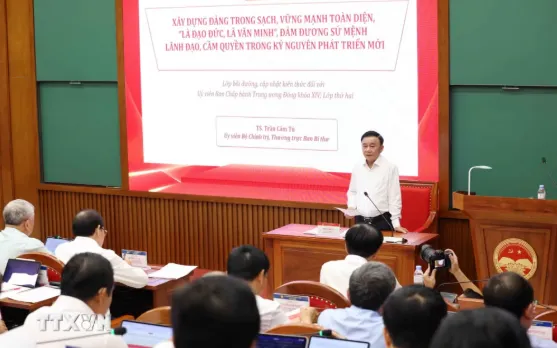 Thường trực Ban Bí thư Trần Cẩm Tú truyền đạt chuyên đề bồi dưỡng kiến thức đối với Ủy viên Trung ương Đảng khóa XIV. (Ảnh: TTXVN)