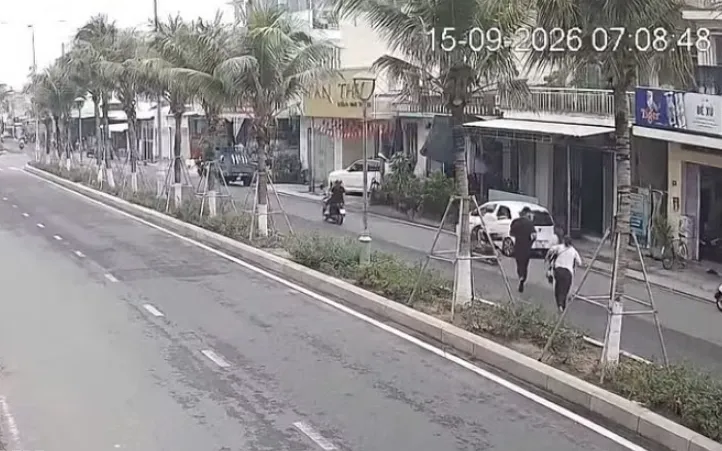 Các đối tượng lên xe bỏ chạy sau khi thực hiện hành vi lấy trộm vàng bất thành. (Ảnh: TTXVN)