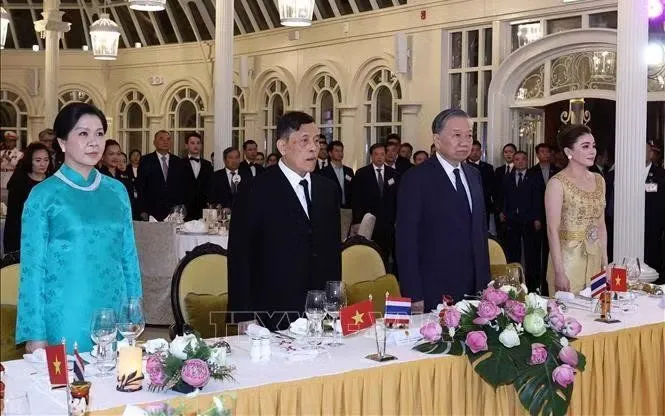 Tổng Bí thư, Chủ tịch nước Tô Lâm và Phu nhân Ngô Phương Ly cùng Nhà vua Thái Lan Maha Vajiralongkorn Phra Vajiraklaochaoyuhua và Hoàng hậu Suthida Bajrasudhabimalalakshana với các đại biểu thực hiện nghi thức chào cờ. Ảnh: Thống Nhất/TTXVN
