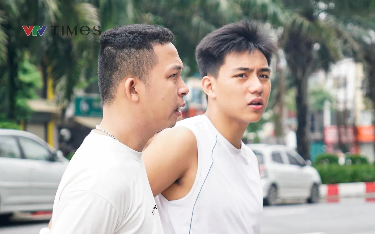 Bạn Vũ Hoàng Việt (bên phải) kể lại phút giải cứu người mắc kẹt trong vụ cháy ở Hà Nội. (Ảnh: Phùng Anh)
