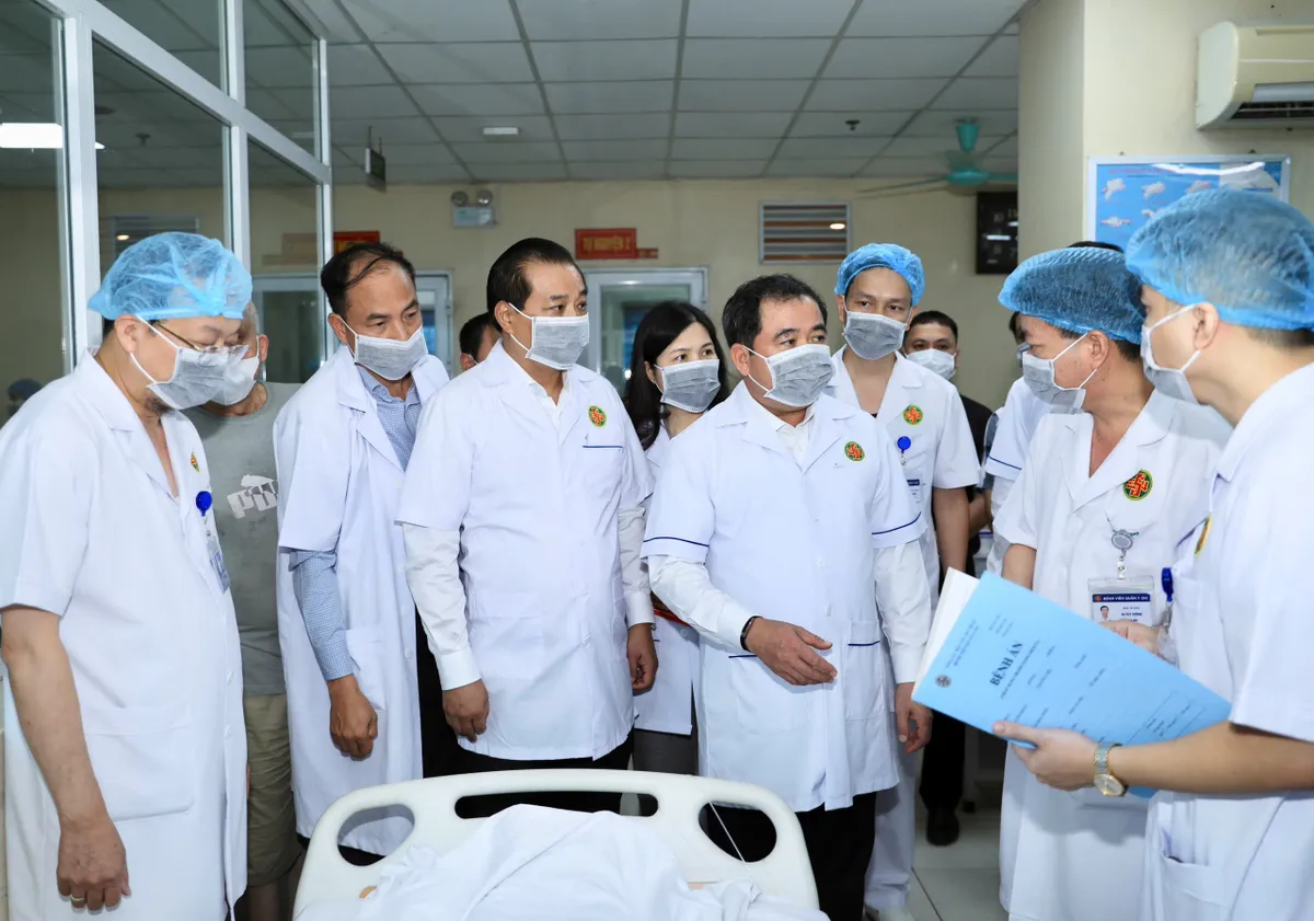 Bí thư Thành ủy Hà Nội thăm nạn nhân vụ cháy tại phường Tây Hồ - Ảnh 1.