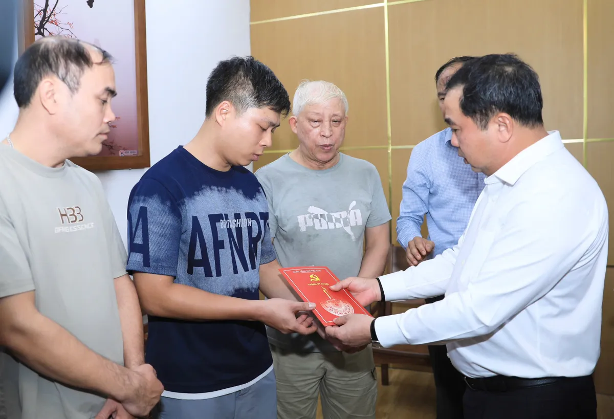 Bí thư Thành ủy Hà Nội thăm nạn nhân vụ cháy tại phường Tây Hồ - Ảnh 2.