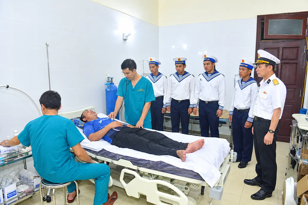 Trường Sa: Kịp thời điều trị ngư dân bị áp-xe vùng mặt trên tàu cá - Ảnh 1.