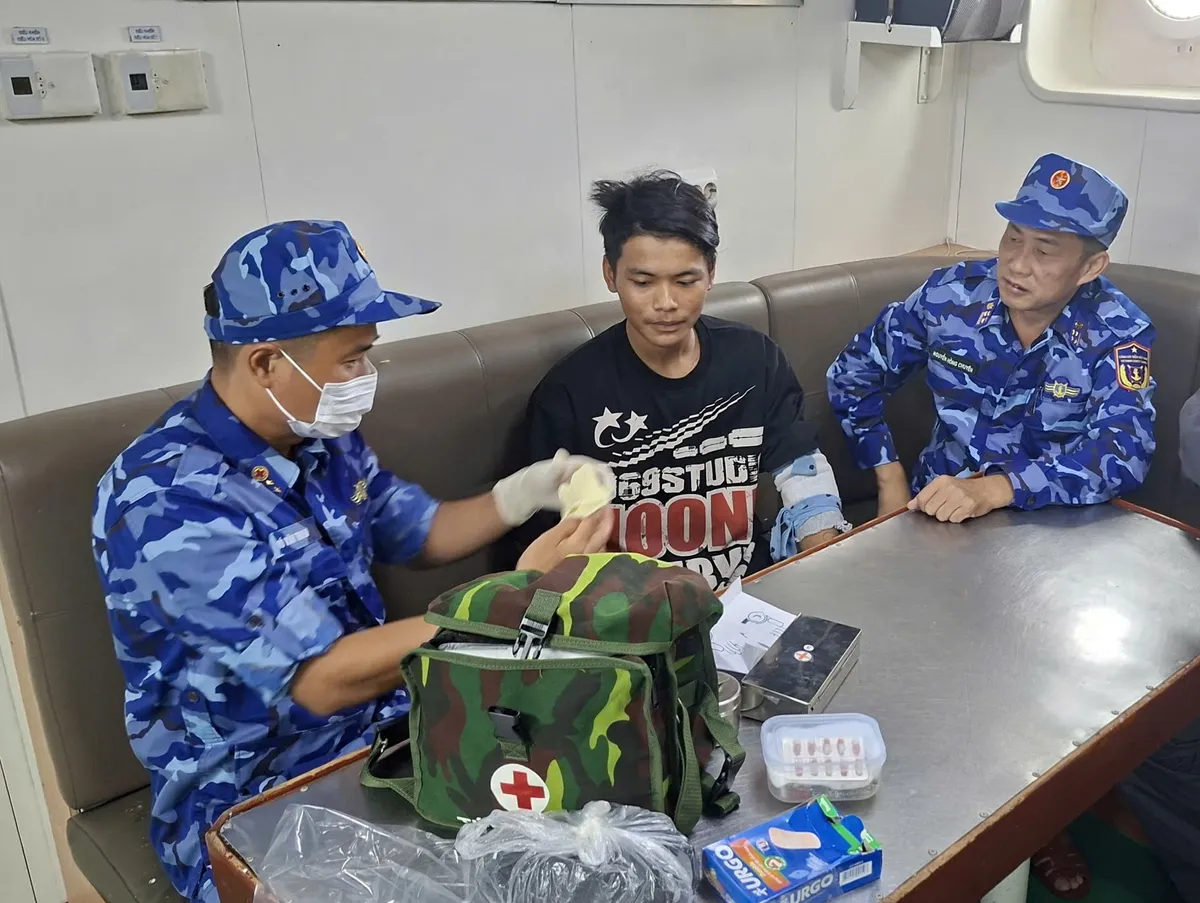 Cảnh sát biển cứu chữa 2 ngư dân gặp tai nạn lao động trên biển - Ảnh 1.