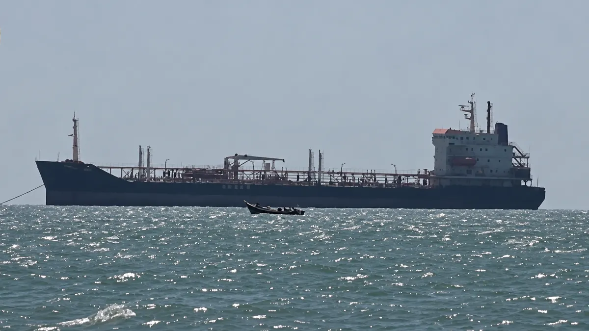 Cảnh báo hậu quả thảm khốc nếu đóng cửa eo biển Bab al-Mandab - Ảnh 1.