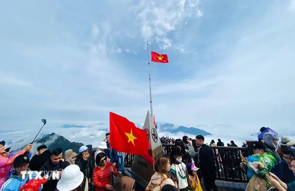 Lào Cai từng bước hình thành hệ sinh thái du lịch thông minh - Ảnh 1.