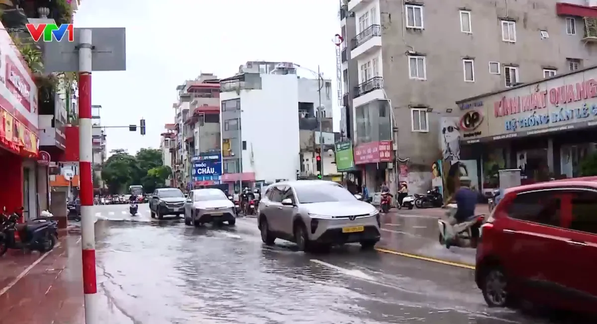 Hà Nội ngập úng cục bộ do mưa lớn - Ảnh 1.