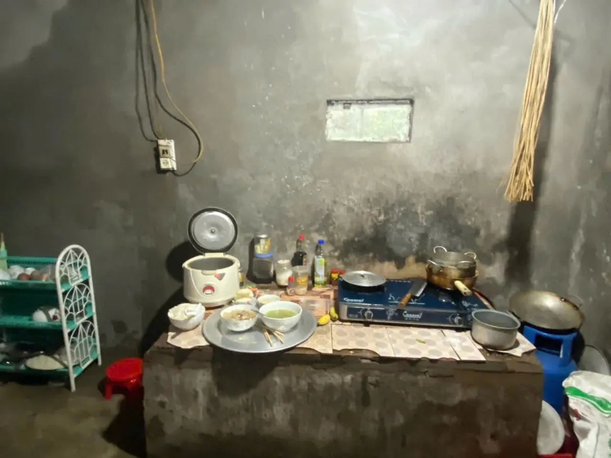 Cha mẹ công nhân mong đủ tiền chữa bệnh cho con gái - Ảnh 1.