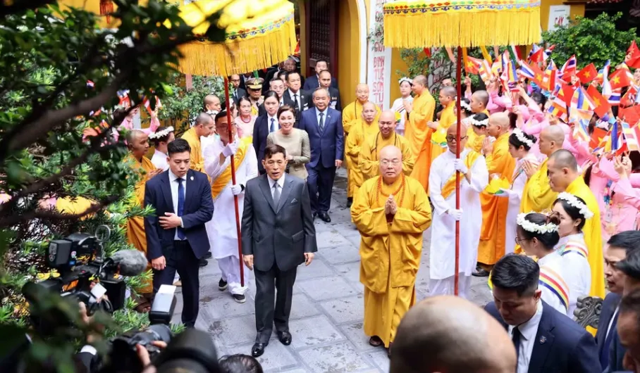 Nhà vua Thái Lan và Hoàng hậu thăm chùa Quán Sứ và dự Lễ cầu an - Ảnh 1.