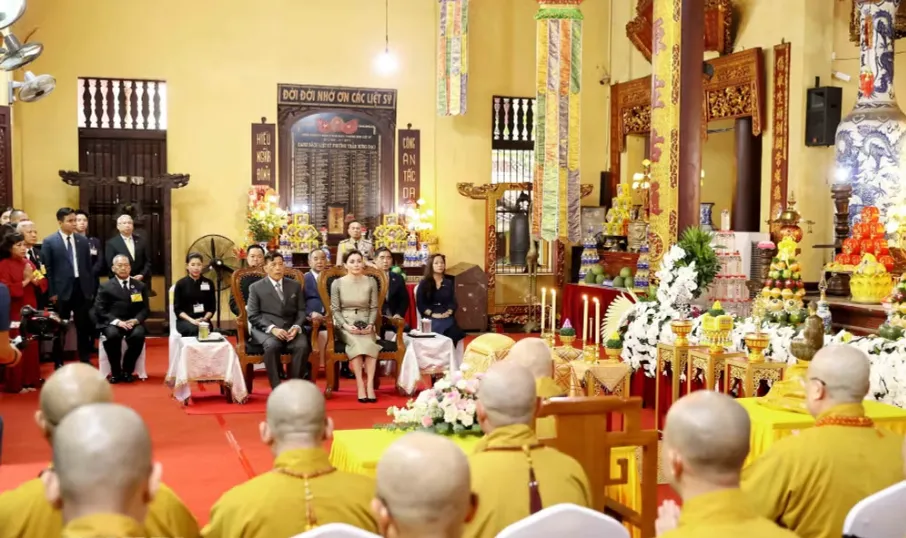 Nhà vua Thái Lan và Hoàng hậu thăm chùa Quán Sứ và dự Lễ cầu an - Ảnh 3.
