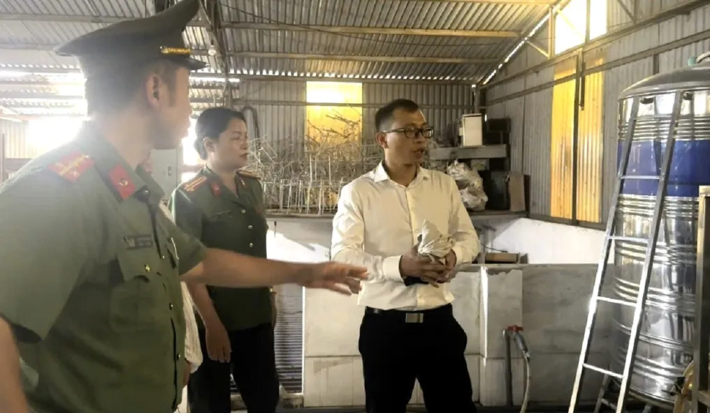 Cẩn trọng với sự tiện lợi của nước đóng bình - Ảnh 1.