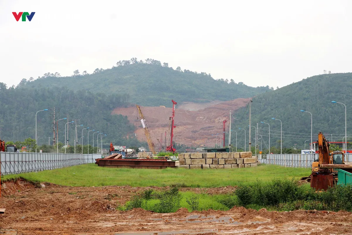 Nghệ An: Đẩy nhanh tiến độ dự án đầu tư xây dựng đường bộ cao tốc Vinh - Thanh Thủy - Ảnh 1.