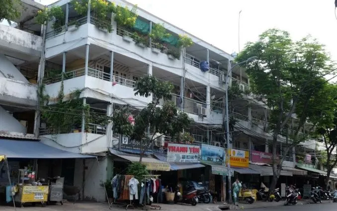 Một chung cư cũ trên địa bàn TP.HCM thuộc diện chỉnh trang (Ảnh: Duy Phương/VOV)