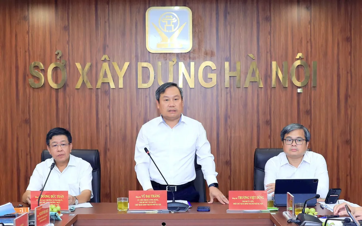 Chủ tịch UBND TP Hà Nội Vũ Đại Thắng cùng đoàn công tác làm việc với Sở Xây dựng. Ảnh: Viết Thành