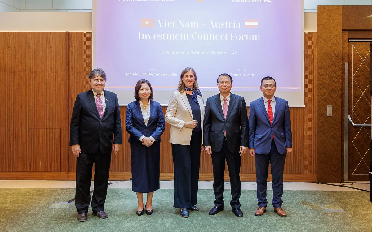 Thứ trưởng Bộ Tài chính Nguyễn Đức Chi, Chủ tịch Ủy ban Chứng khoán Vũ Thị Chân Phương (thứ 2 và thứ 4 từ phải) tại Tọa đàm "Kết nối đầu tư Việt Nam - Cộng hòa Áo"