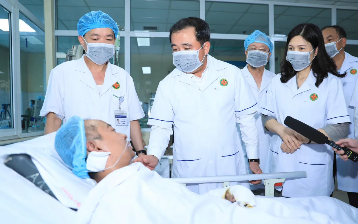 Bí thư Thành ủy Hà Nội Trần Đức Thắng thăm hỏi nạn nhân đang điều trị tại Bệnh viện Quân y 354. Ảnh: Quang Thái.