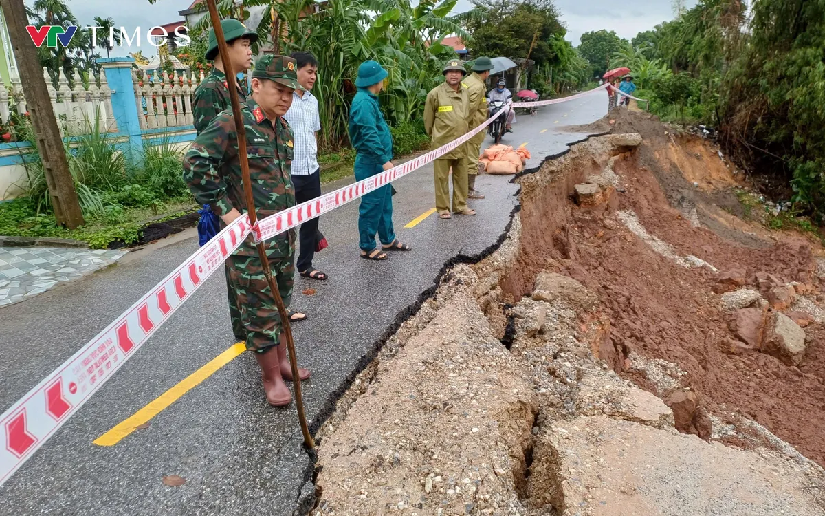 Chính quyền địa phương kiểm tra điểm sạt lở trên địa bàn xã. Ảnh: T.H