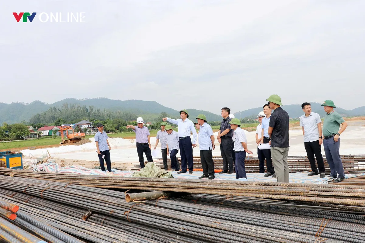Nghệ An: Đẩy nhanh tiến độ dự án đầu tư xây dựng đường bộ cao tốc Vinh - Thanh Thủy - Ảnh 3.