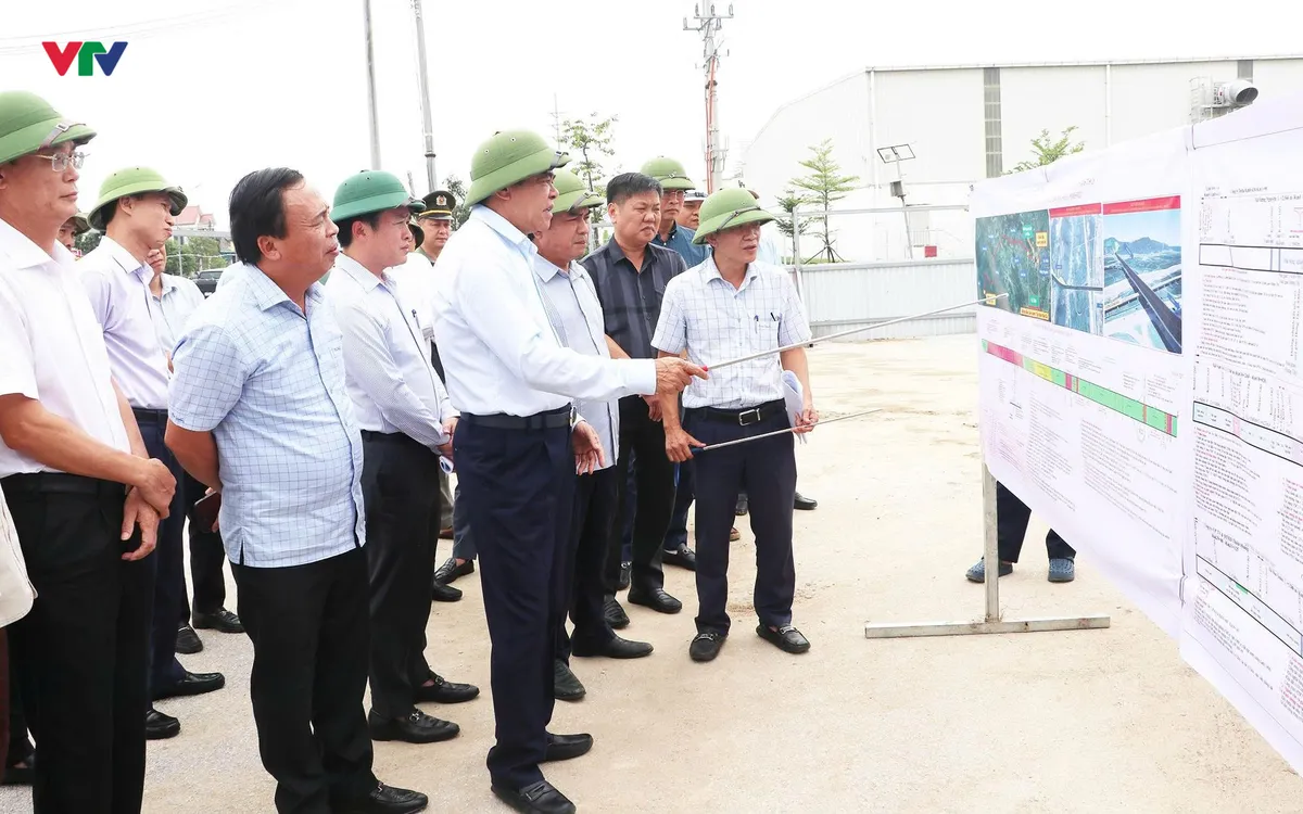 Chủ tịch UBND tỉnh Nghệ An đi kiểm tra hiện trường tiến độ thực hiện dự án Đầu tư xây dựng đường bộ cao tốc Vinh - Thanh Thủy. Ảnh UBND Nghệ An.