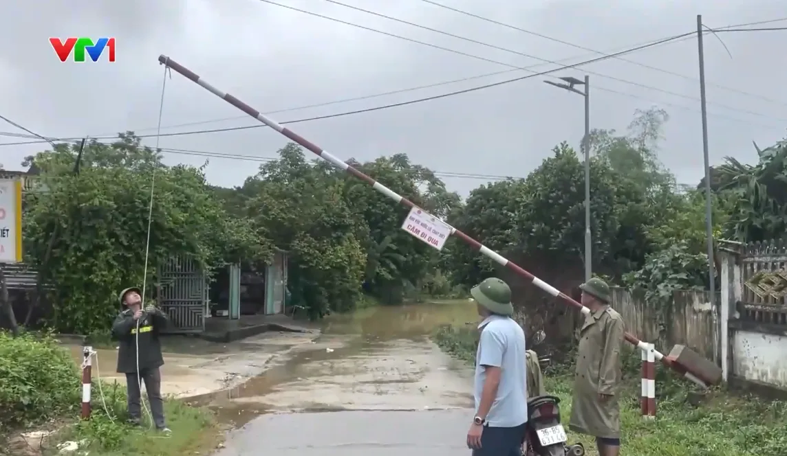 Phú Thọ di dời khẩn cấp 145 hộ dân khỏi vùng sạt lở - Ảnh 2.