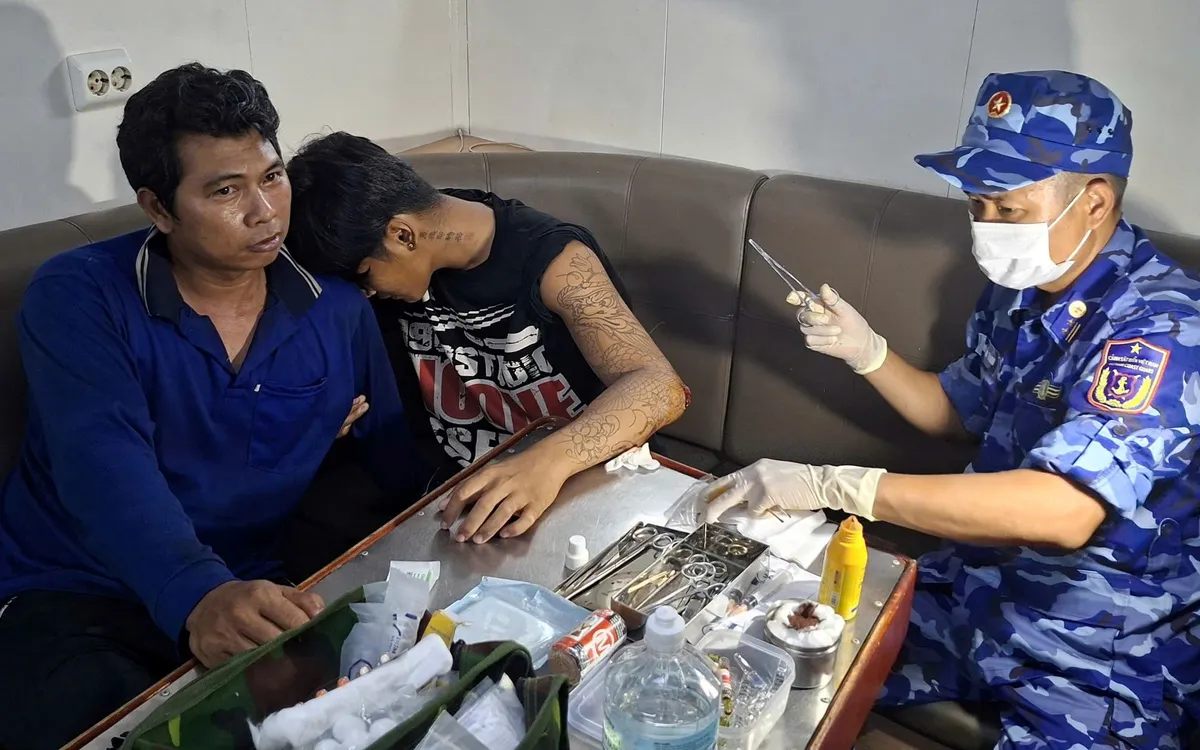 Quân y tiến hành khâu vết thương cho ngư dân.