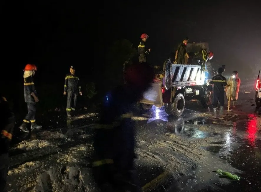 Cứu 19 người trong xe khách giường nằm bị lật xuống mương giữa trời mưa lớn - Ảnh 1.
