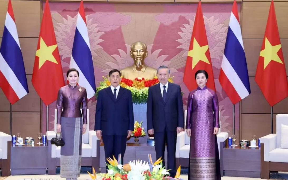 Tổng Bí thư, Chủ tịch nước Tô Lâm và Phu nhân cùng Nhà vua Thái Lan Maha Vajiralongkorn Phra Vajiraklaochaoyuhua và Hoàng hậu. (Ảnh: TTXVN)