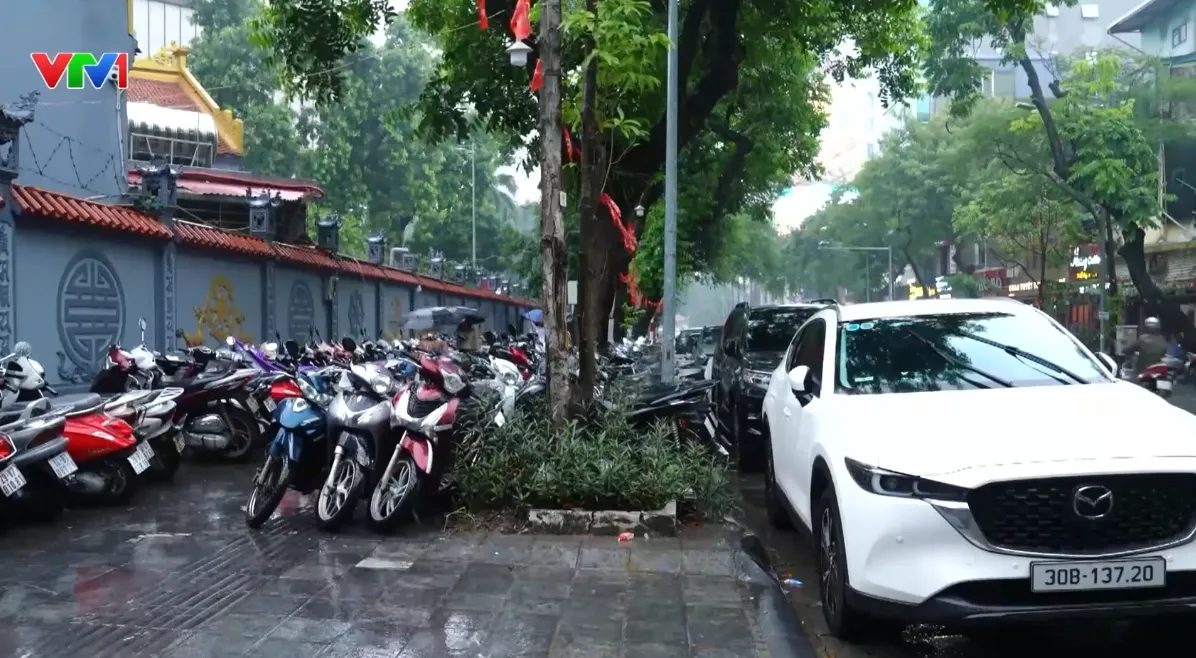 Vỉa hè ở Hà Nội bị lấn chiếm sau kiểm tra - Ảnh 1.
