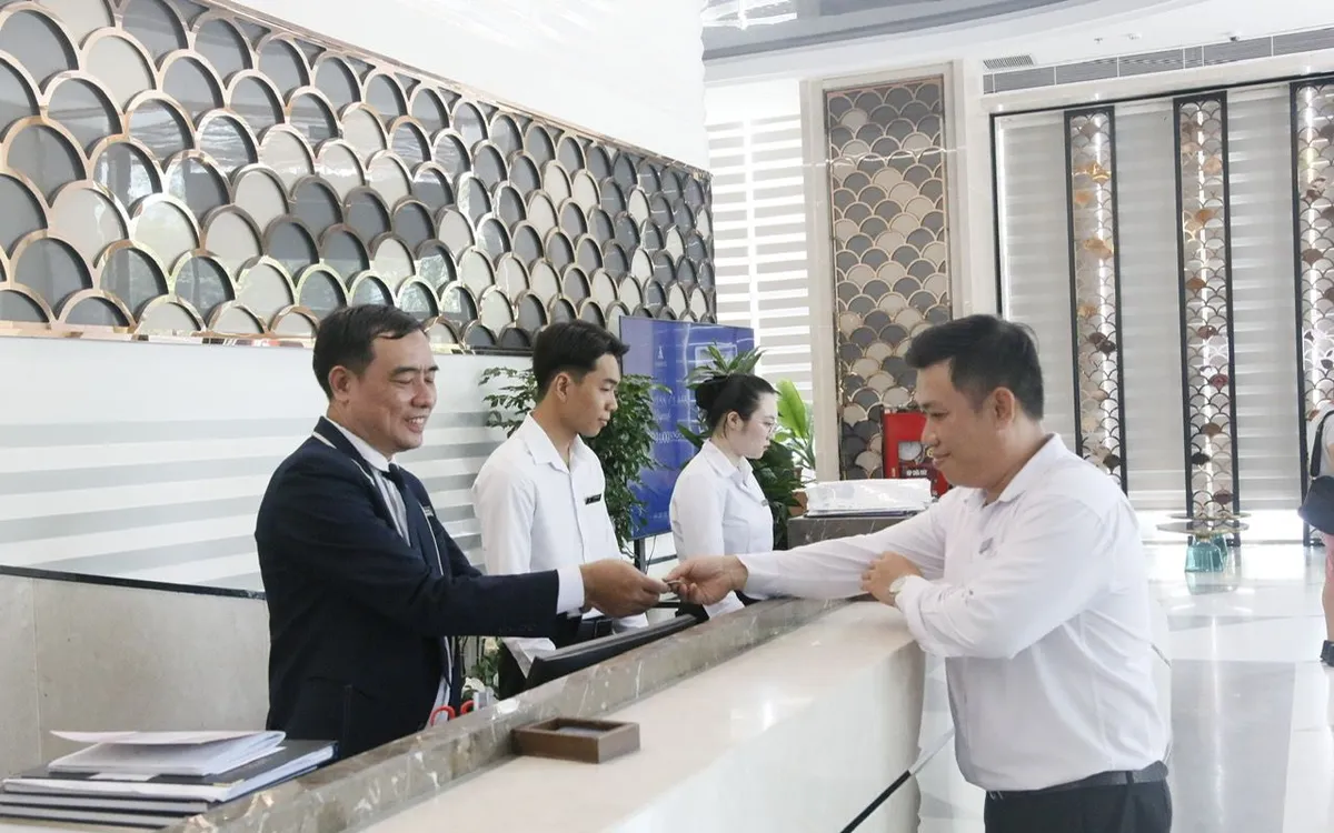 Du khách đăng kí lưu trú tại khách sạn. Ảnh: Đặng Hiếu