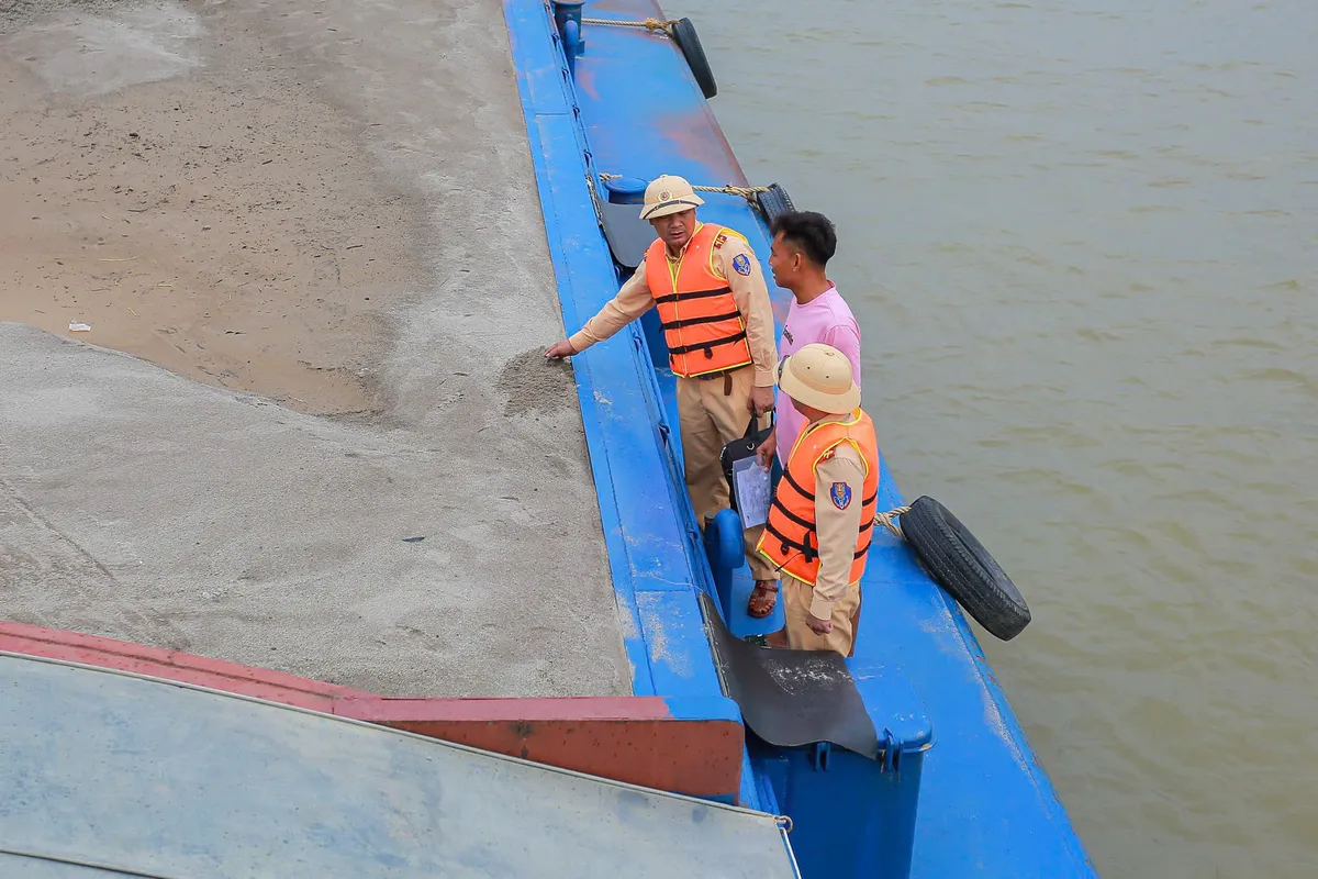 Hà Nội: Tăng cường kiểm tra, ngăn chặn hoạt động khai thác cát trái phép trên đường thủy nội địa - Ảnh 4.