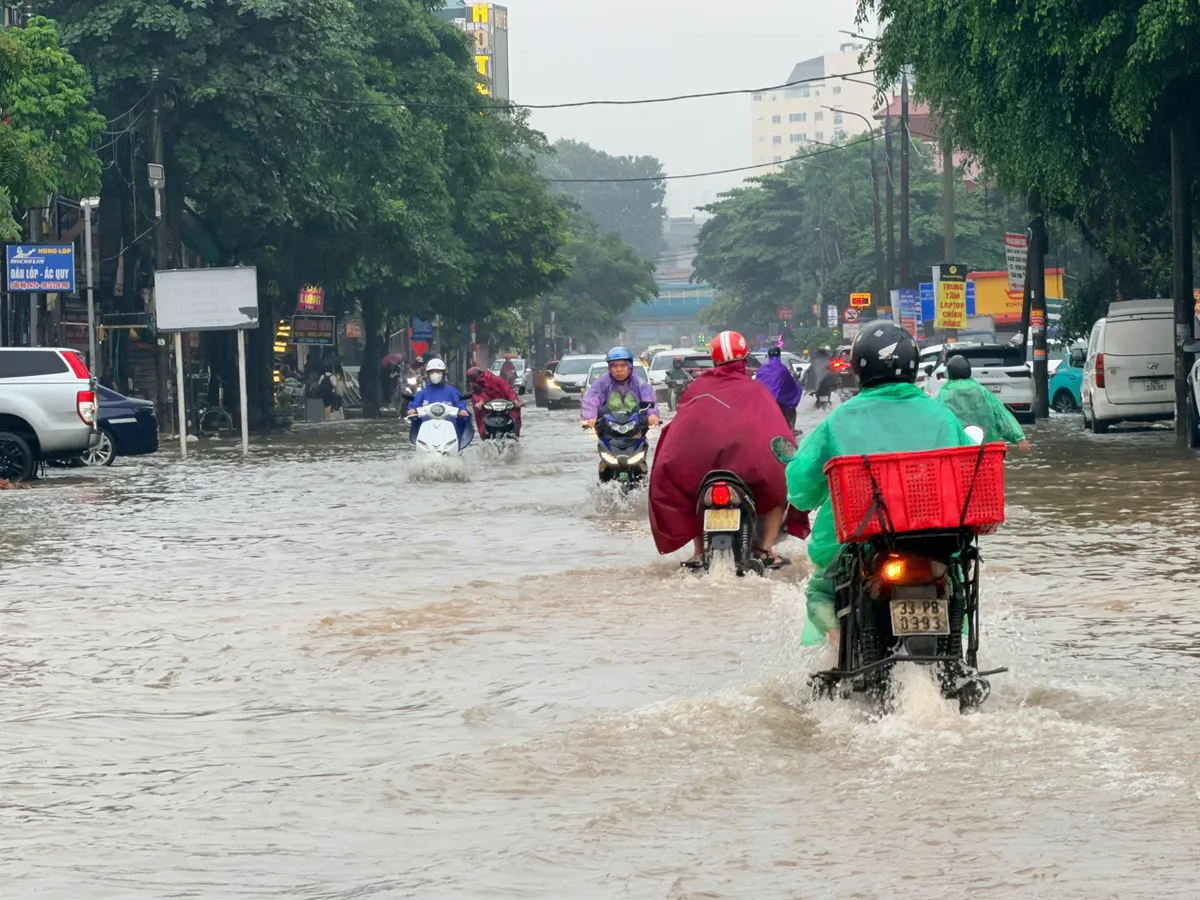 H&agrave; Nội: Mưa lớn k&eacute;o d&agrave;i suốt đ&ecirc;m g&acirc;y ngập, người d&acirc;n chật vật đi l&agrave;m s&aacute;ng nay - Ảnh 2.