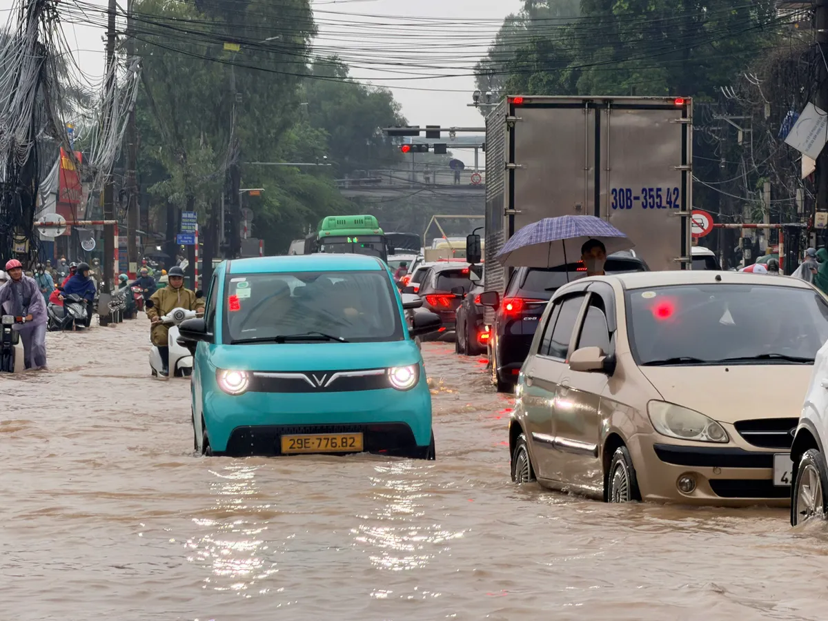 H&agrave; Nội: Mưa lớn k&eacute;o d&agrave;i suốt đ&ecirc;m g&acirc;y ngập, người d&acirc;n chật vật đi l&agrave;m s&aacute;ng nay - Ảnh 1.