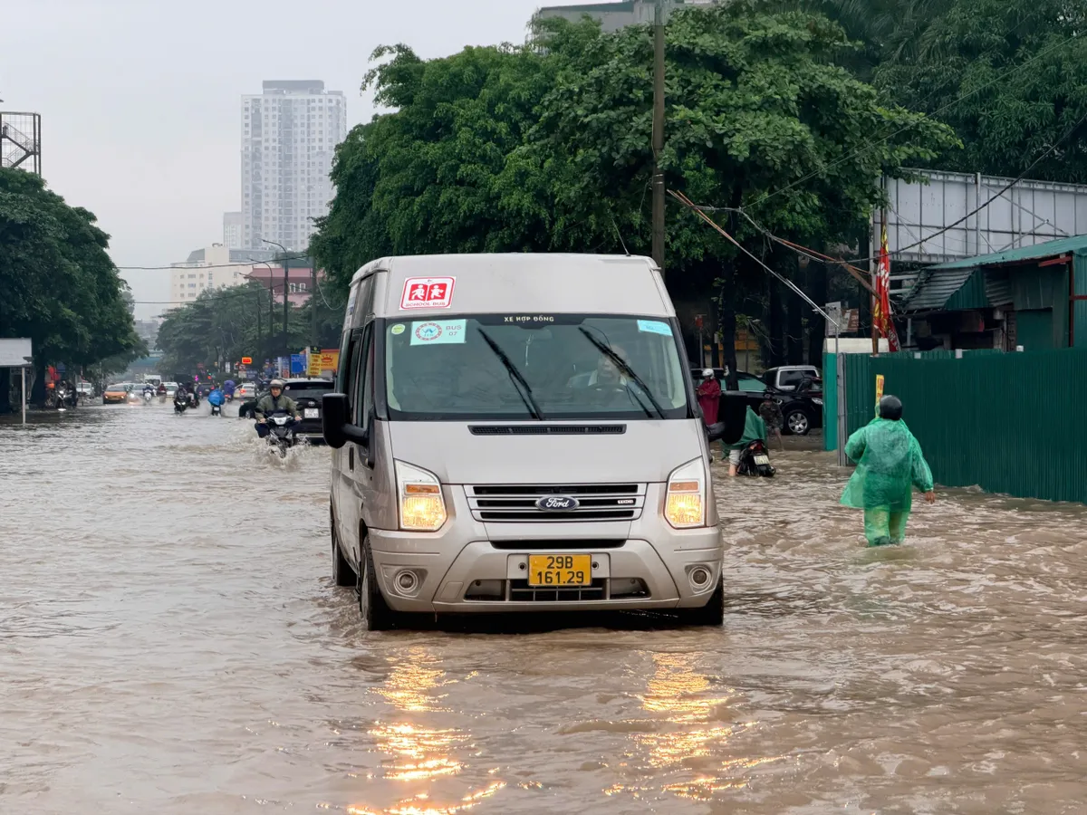 H&agrave; Nội: Mưa lớn k&eacute;o d&agrave;i suốt đ&ecirc;m g&acirc;y ngập, người d&acirc;n chật vật đi l&agrave;m s&aacute;ng nay - Ảnh 8.