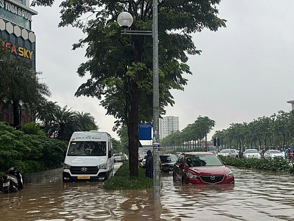 Hà Nội thông tin tình hình ngập trên các tuyến đường sau mưa lớn - Ảnh 2.