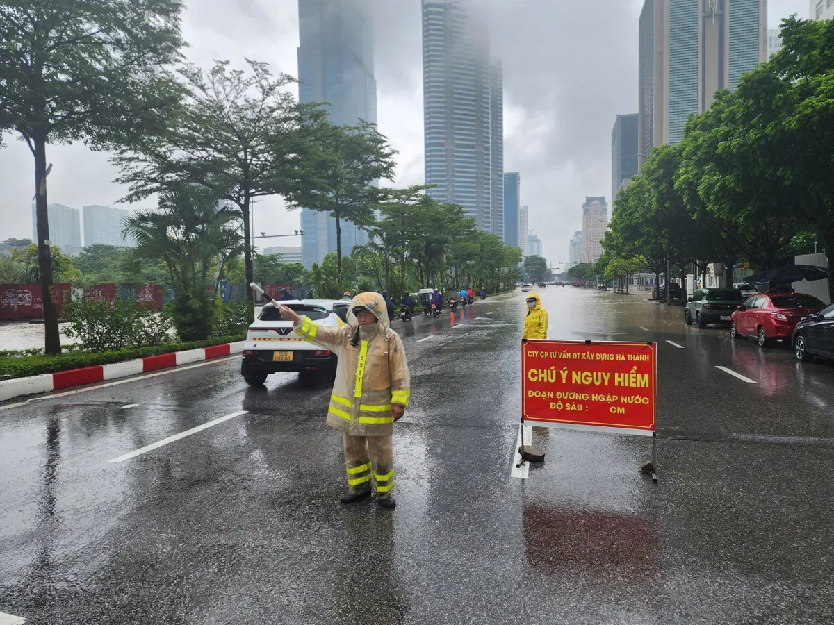 H&agrave; Nội: Mưa lớn k&eacute;o d&agrave;i suốt đ&ecirc;m g&acirc;y ngập, người d&acirc;n chật vật đi l&agrave;m s&aacute;ng nay - Ảnh 7.