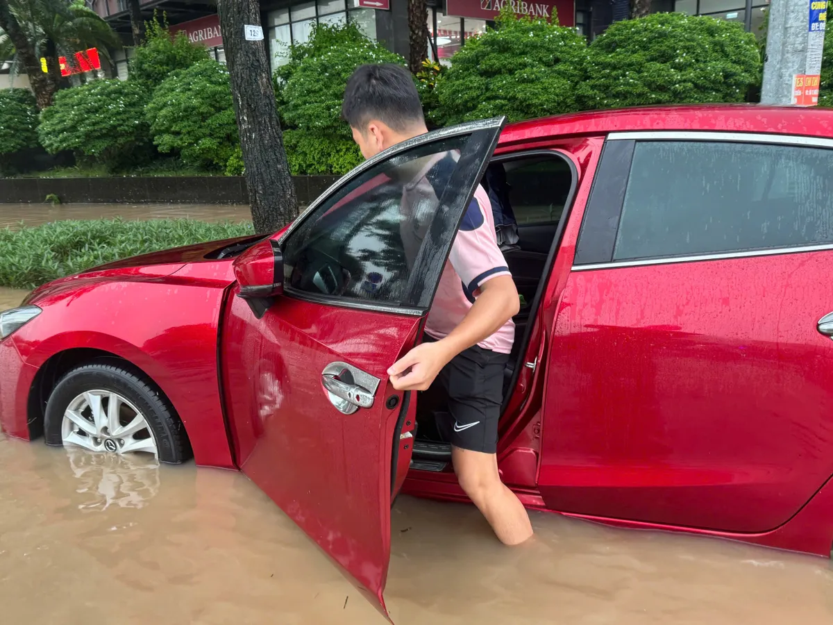 H&agrave; Nội: Mưa lớn k&eacute;o d&agrave;i suốt đ&ecirc;m g&acirc;y ngập, người d&acirc;n chật vật đi l&agrave;m s&aacute;ng nay - Ảnh 9.
