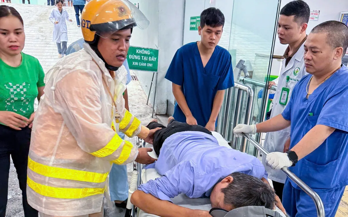 Thiếu tá Nguyễn Danh Lưu cùng các y bác sĩ hỗ trợ bệnh nhân tại bệnh viện.