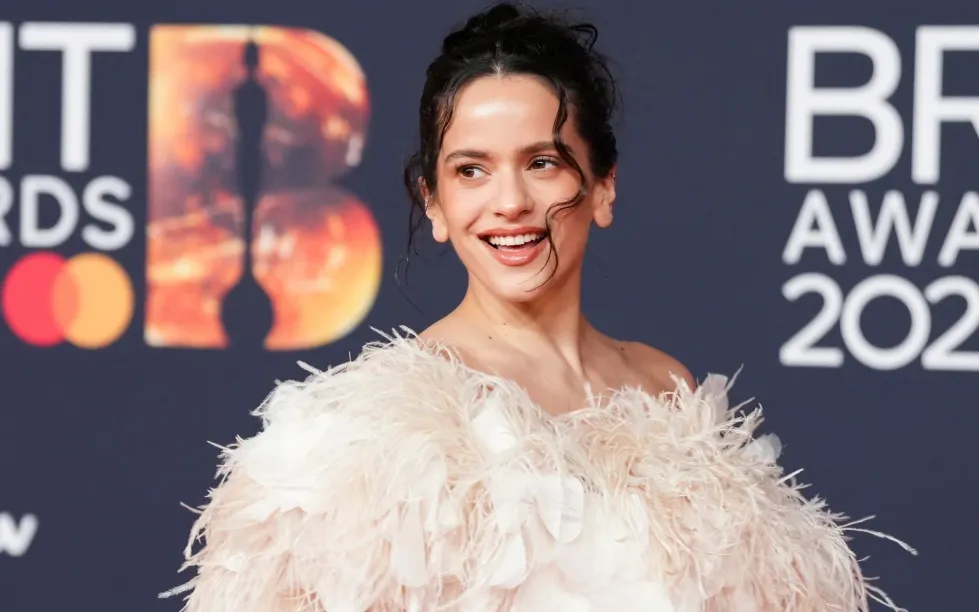 Nữ ca sĩ Rosalia tại Brit Awards 2026. Ảnh AP