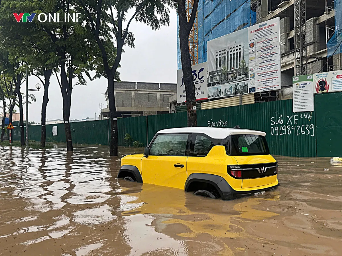 Hà Nội thông tin tình hình ngập trên các tuyến đường sau mưa lớn - Ảnh 1.