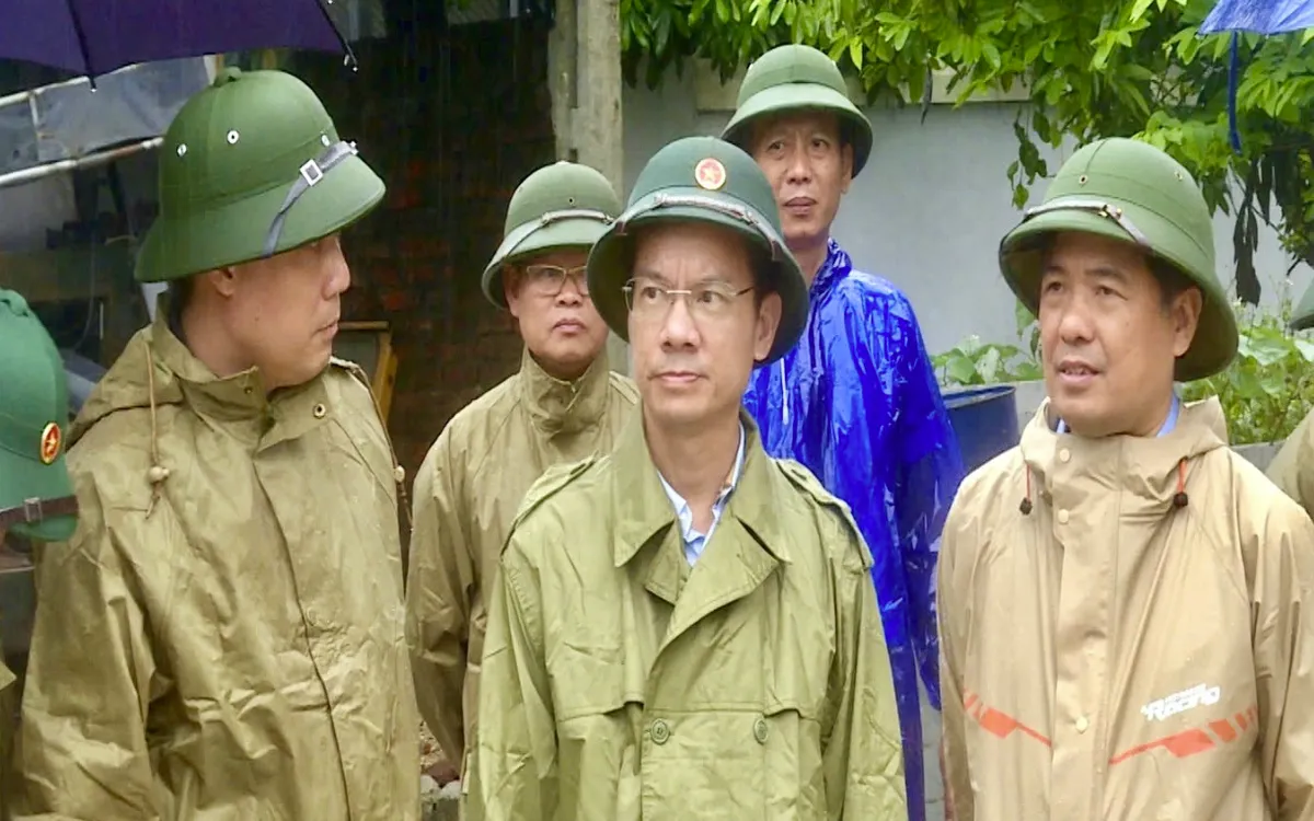 Phó Chủ tịch UBND TP Hà Nội Bùi Duy Cường kiểm tra tình hình ngập lụt tại các xã Xuân Mai, Trần Phú, Quảng Bị. Ảnh: Mỹ Hạnh.