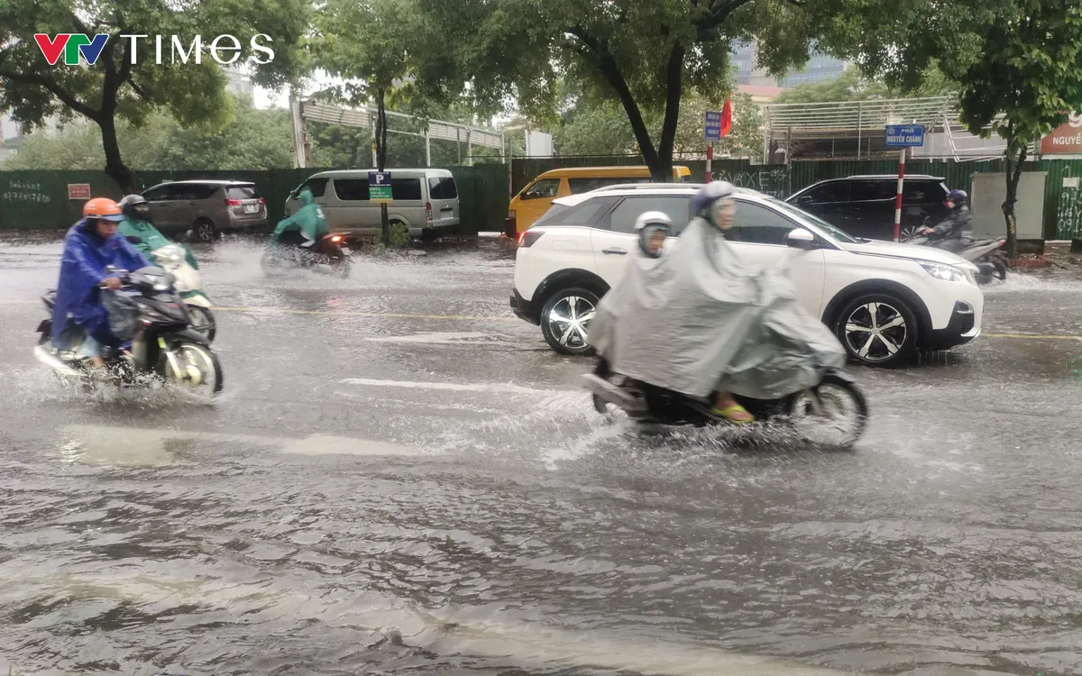 Tại Hà Nội, mưa lớn từ tối 16/9 gây ngập úng nghiêm trọng tại nhiều tuyến đường.