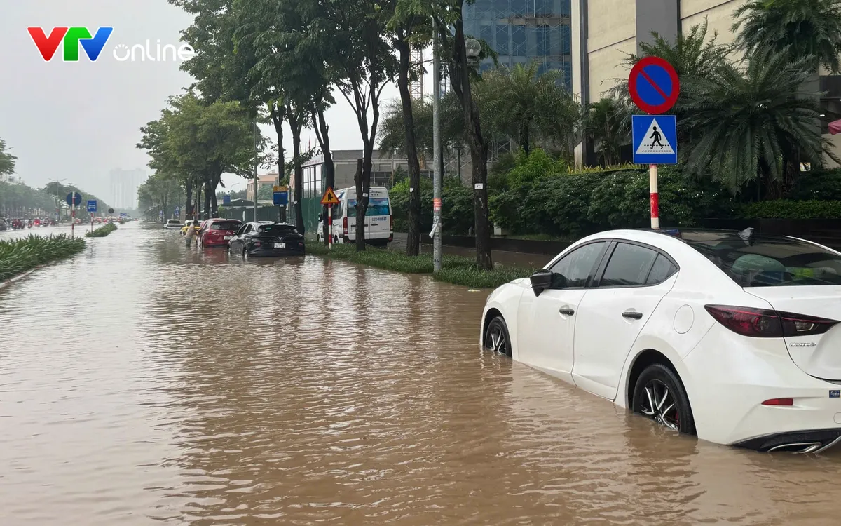 Mưa lớn kéo dài khiến nhiều tuyến đường Hà Nội ngập sâu. (ảnh: Phùng Long)