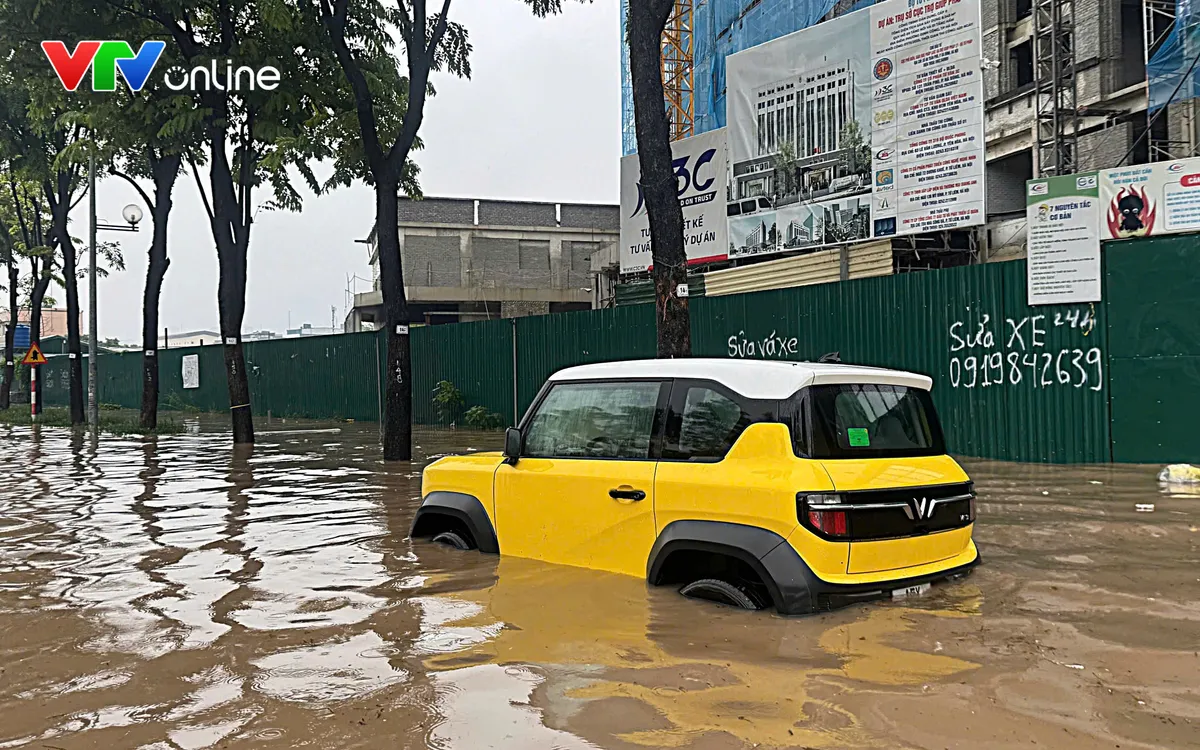 Mưa lớn kéo dài, nhiều tuyến đường Hà Nội ngập sâu trong sáng 17/9