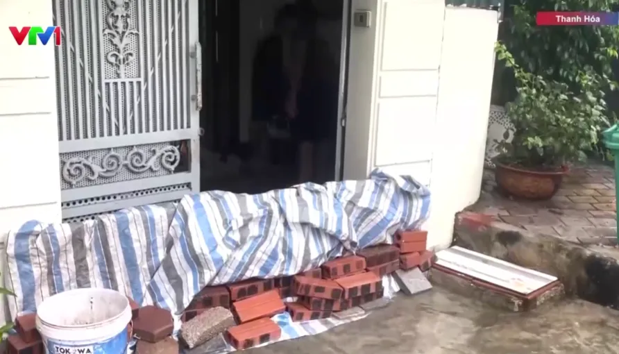 Nước lũ dâng cao, nhiều tuyến phố Thanh Hóa ngập sâu, nước tràn vào nhà dân - Ảnh 3.